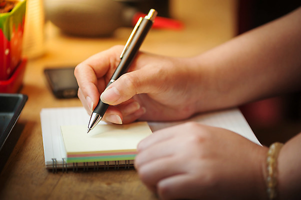 포토 JPG 해외이미지 손 디자인 여자 종이 백그라운드 아이디어 신체부위 빨간색 펜 다이어리 공책 공백 카페 기록 작업 복고 페이지 해외202004 해외포토 컬러 컨셉 문구용품 사람 필기구 상점 사무용품 파일형식