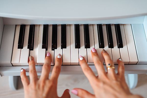 포토 JPG 해외이미지 무료이미지 손 음악 연주 신체부위 피아노 해외202004 해외포토 문화예술 사람 건반악기 파일형식 무료콘텐츠