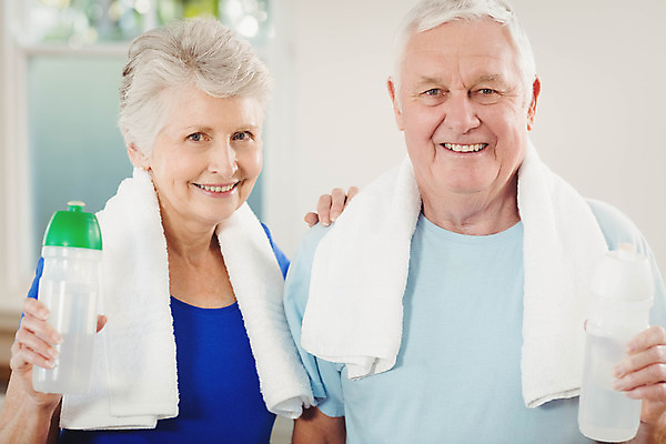 포토 JPG 해외이미지 백인 라이프스타일 커플 응시 여자 노년 남자 행복 가정 아파트 주택 함께함 실내 건강 미소 두명 캐주얼 운동 물병 연습 상쾌 냅킨 70대 노인만 해외202004 해외포토 서양인 시선 옷 감정 컨셉 관계 표정 사람 성인 내부 건물 생활 물통 성인만 파일형식