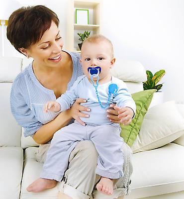 포토 JPG 해외이미지 전신 응시 행복 아들 가족 안기 놀이 엄마 실내 웃음 사람 앉기 성인 두명 부모 소파 육아 아기 잡기 돌봄 해외202004 아들바보 해외포토 시선 감정 의자 관계 모션 표정 내부 파일형식