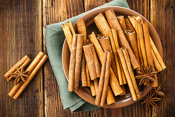 포토 JPG 해외이미지 음식 백그라운드 재료 탁자 요리 사람없음 갈색 주방 조미료 막대기 달콤 향신료 향료 향 시나몬 해외202004 해외포토 컬러 가구 맛 향기 냄새 향미료 파일형식