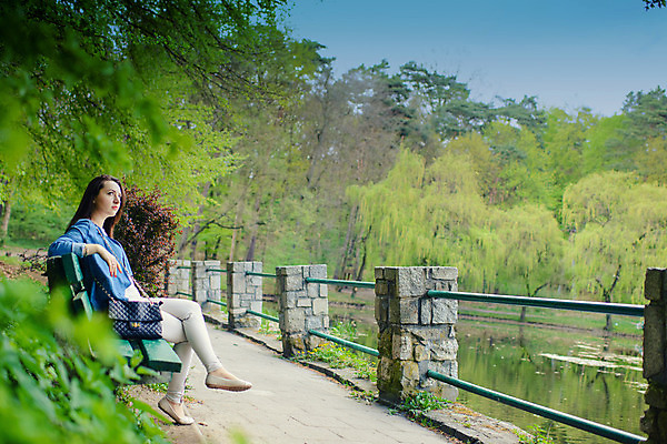포토 JPG 해외이미지 모델 라이프스타일 응시 드레스 공원 여자 포즈 백그라운드 자연 한명 사람 야외 초록색 섹시 유행 봄 꿈 낭만 신선 숲 해외202004 관능적 해외포토 1 시선 옷 계절 공공시설 컬러 컨셉 생활 생태계 파일형식