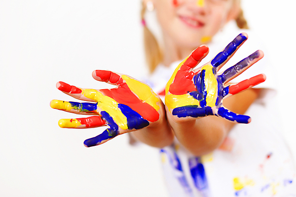 포토 JPG 해외이미지 무료이미지 여자 어린이교육 어린이 백그라운드 장난 놀이 손바닥 미술 한명 소녀 상반신 앞모습 아웃포커스 물감 손내밀기 보여주기 물감놀이 소녀한명만 해외202004 해외포토 1 손 교육 뷰포인트 모션 문화예술 촬영기법 사람 손짓 미술도구 색칠 여자한명만 소녀만 파일형식 무료콘텐츠