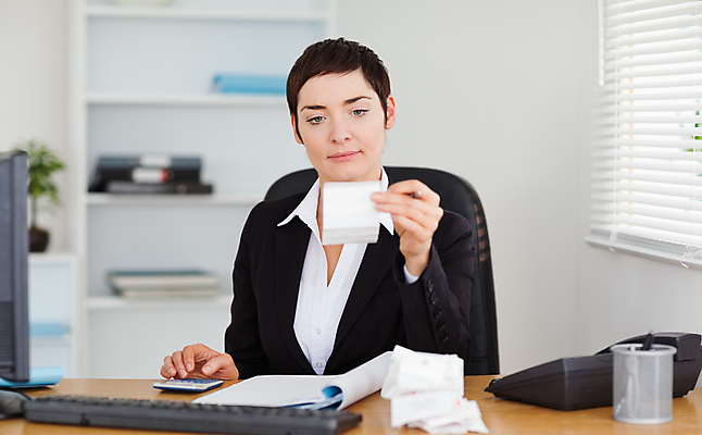 포토 JPG 해외이미지 백인 손 응시 여자 종이 컨셉 돈 비즈니스 탁자 갈색머리 한명 사람 앉기 성인 금융 사무실 펜 계산기 흰색 기록 업무 비즈니스우먼 계산 책상 회계 계산서 경영 계좌 세금 심각 해외202004 해외포토 서양인 1 헤어스타일 시선 컬러 가구 모션 문구용품 신체부위 경제 필기구 장비 작업 직장인 재산 파일형식