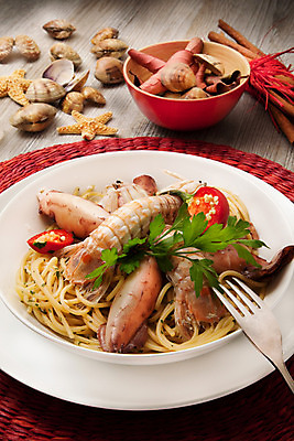 포토 JPG 해외이미지 전통 접시 음식 백그라운드 컨셉 다이어트 재료 파스타 스파게티 요리 사람없음 주방 식사 저녁식사 이탈리아 면 맛 지중해 먹기 해산물 오징어 레시피 후추 점심식사 마카로니 오리지널 맛있는 해외202004 해외포토 식기 유럽 바다 모션 연체동물 서양음식 건강 수중동물 향신료 파스타면 파일형식