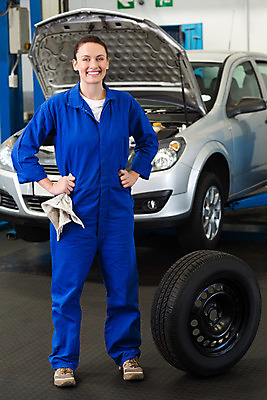 포토 JPG 해외이미지 백인 직업 여자 포즈 자동차 노동자 실내 작업복 한명 20대 성인 파란색 자신감 작업실 기술자 서비스 타이어 걸레 엔진 정비공 보닛 정비소 차고 성인여자한명만 해외202004 해외포토 서양인 1 옷 감정 육상교통 컬러 사람 청년 내부 청소도구 여자한명만 성인여자만 파일형식