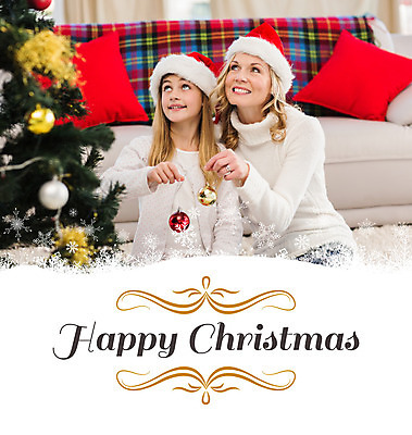포토 JPG 해외이미지 백인 디자인 여자 딸 행복 크리스마스장식 크리스마스 겨울 산타모자 가정 엄마 크리스마스카드 매달리기 사랑 앉기 성인 두명 장식 30대 금발 크리스마스트리 축제 장식볼 축하 아기 눈송이 서리 국경 해외202004 해외포토 서양인 모자_잡화 헤어스타일 계절 기념일 감정 컨셉 가족 모션 카드_감사 눈_날씨 사람 장년 파일형식