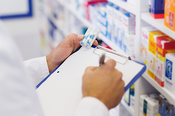 포토 JPG 해외이미지 손 실내 신체부위 약 기록 약국 처방 조제 약사 의료성형뷰티 해외202004 해외포토 의학 사람 내부 만들기 파일형식