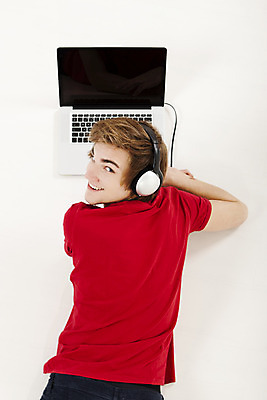 포토 JPG 해외이미지 백인 학생 응시 음악 백그라운드 한명 미소 사람 20대 노트북 학습 스터디 컴퓨터 자신감 해외202004 해외포토 서양인 1 시선 교육 감정 문화예술 표정 청년 전자제품 파일형식