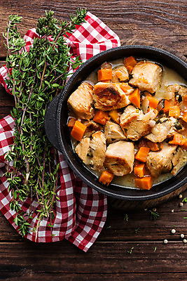 포토 JPG 해외이미지 전통 접시 음식 백그라운드 채소 육류 돼지고기 요리 사람없음 목재 식사 저녁식사 당근 소고기 시골 뜨거움 수프 냄비 정상 레시피 후추 캐서롤 해외202004 해외포토 나무 식기 식재료 재료 뿌리채소 용기_그릇 솥 향신료 파일형식