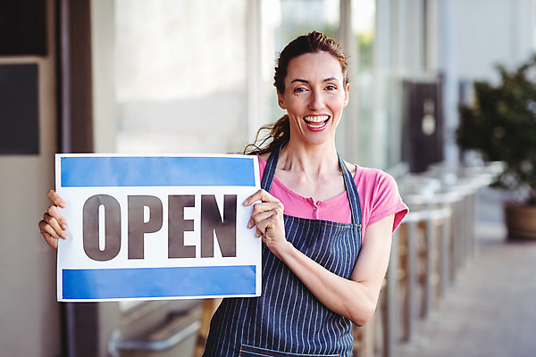 포토 JPG 해외이미지 백인 라이프스타일 여자 행복 커피 음식 비즈니스 노동자 한명 서기 성인 30대 상점 식당 카페 빵집 잡기 업무 오픈 직원 서비스 보여주기 카페테리아 주인 해외202004 해외포토 서양인 직업 1 감정 음료 모션 사람 생활 장년 작업 파일형식