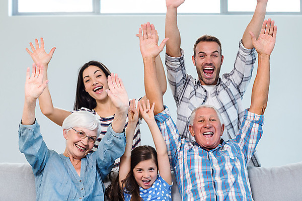 포토 JPG 해외이미지 백인 라이프스타일 응시 여자 할아버지 남자 딸 행복 할머니 어린이 거실 가정 가족 응원 엄마 휴식 손녀 아파트 주택 실내 사랑 웃음 사람 앉기 여러명 성인 캐주얼 30대 소파 기쁨 아빠 70대 80대 돌봄 정확 해외202004 해외포토 서양인 시선 옷 노년 감정 다수 컨셉 의자 관계 모션 표정 내부 건물 생활 장년 손주 파일형식