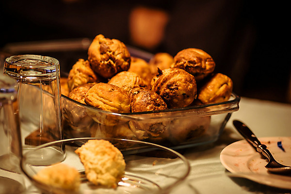 포토 JPG 해외이미지 전통 접시 음식 빵 크리스마스 탁자 디저트 요리 사람없음 쿠키 과자 케이크 식당 식사 저녁식사 빵집 튀김 신선 뜨거움 도넛 달콤 맛 설탕 서빙 머핀 아몬드 칼로리 성분 점심식사 시나몬 식용 페스츄리 해로움 해외202004 해외포토 식기 기념일 가구 컨셉 상점 견과류 파일형식