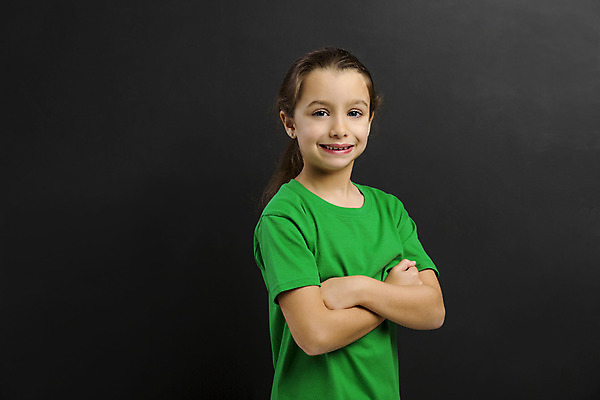 포토 JPG 해외이미지 학생 여학생 여자 교육 어린이 교실 학교 수업 한명 사람 학습 칠판 흰색 분필 걸음마 소녀한명만 해외202004 해외포토 1 컬러 모션 초크 여자한명만 소녀만 파일형식