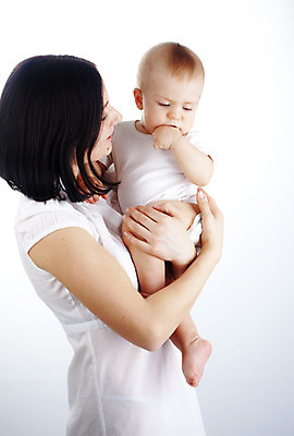 포토 JPG 해외이미지 전신 백인 응시 여자 행복 가족 안기 엄마 사랑 서기 사람 상반신 성인 두명 옆모습 육아 아기 잡기 흰배경 돌봄 해외202004 해외포토 서양인 시선 감정 뷰포인트 백그라운드 관계 모션 흰색 파일형식