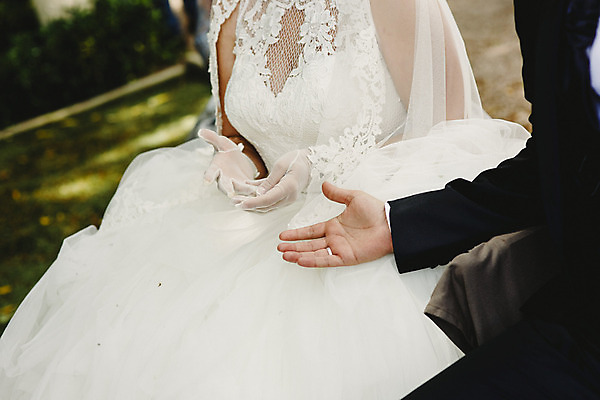 포토 JPG 해외이미지 주간 커플 공원 여자 신부 결혼 포옹 결혼식 남편 성인 사람없음 야외 옆모습 낭만 해외202004 해외포토 자연요소 공공시설 뷰포인트 컨셉 관계 안기 사람 이벤트 파일형식