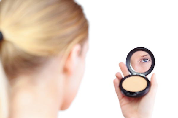 포토 JPG 해외이미지 백인 모델 여자 포즈 한명 금발 섹시 반사 평화 화장품 거울 잡기 고급 우아함 자르기 피부 순수 흰배경 내추럴 창백 고립 완벽 의료성형뷰티 스타일 해외202004 관능적 해외포토 서양인 1 헤어스타일 백그라운드 컨셉 모션 사람 신체부위 뷰티 흰색 파일형식