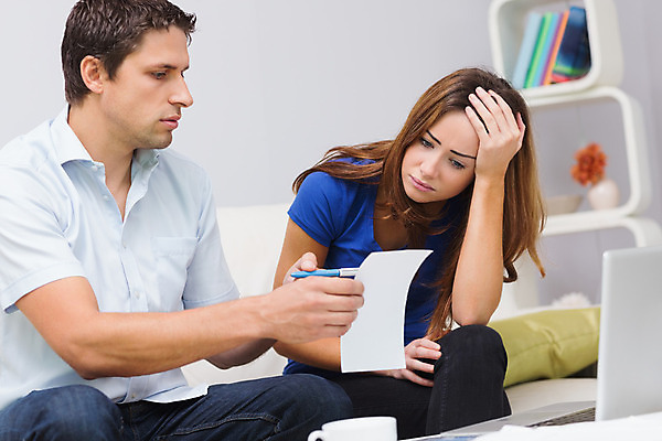 포토 JPG 해외이미지 백인 라이프스타일 커플 응시 여자 남자 종이 거실 가정 청소년 스트레스 아파트 갈색머리 함께함 실내 앉기 20대 성인 두명 30대 금융 노트북 소파 펜 공책 잡기 계산 고민 걱정 문서 결제 영수증 보여주기 회계 계산서 해외202004 해외포토 서양인 헤어스타일 시선 감정 컨셉 의자 관계 모션 문구용품 주택 사람 청년 내부 생활 장년 경제 전자제품 필기구 파일형식