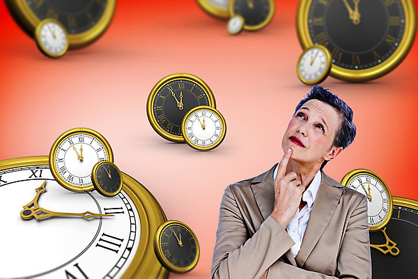 포토 JPG 해외이미지 백인 여자 행복 시계 중년 50대 생각 비즈니스 한명 미소 성인 컴퓨터그래픽 디지털 시간 비즈니스우먼 스마트 비네팅 마감 카운트다운 스타일 성인여자한명만 해외202004 해외포토 서양인 1 감정 컨셉 촬영기법 표정 사람 그래픽 직장인 여자한명만 성인여자만 파일형식