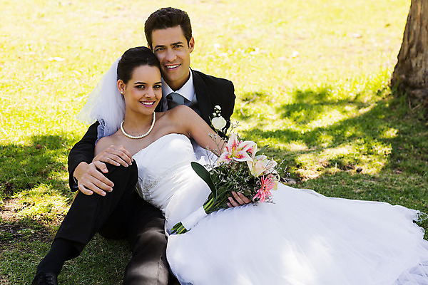 포토 JPG 해외이미지 주간 커플 공원 여자 남자 신부 신랑 결혼 결혼식 남편 앉기 정장 20대 성인 야외 두명 옆모습 30대 낭만 성인만 해외202004 해외포토 자연요소 옷 공공시설 뷰포인트 컨셉 관계 모션 사람 이벤트 청년 장년 파일형식