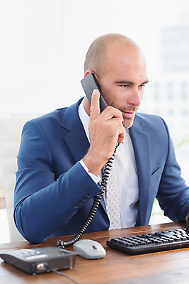 포토 JPG 해외이미지 백인 남자 40대 중년 의자 직장 실내 한명 앉기 정장 스마트폰 사무실 비즈니스맨 무선전화기 전화기 스마트 책상 대머리 스타일 해외202004 해외포토 서양인 1 헤어스타일 옷 가구 컨셉 회사 비즈니스 모션 사람 성인 내부 핸드폰 스마트기기 직장인 파일형식