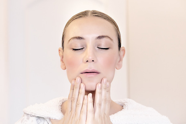 포토 JPG 해외이미지 백인 모델 라이프스타일 손 여자 얼굴 실내 건강 병원 한명 사람 성인 약 유행 스파 화장품 흰색 씻기 피부 크림 피부관리 유기농 내추럴 돌봄 수분크림 완벽 진짜 의료성형뷰티 해외202004 해외포토 서양인 1 웰빙 컬러 컨셉 의학 모션 내부 생활 신체부위 뷰티 청결 파일형식