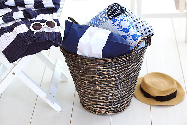 포토 JPG 해외이미지 라이프스타일 디자인 옷 패턴 침구 휴가 휴식 바닥 주택 아이디어 따뜻함 사람없음 목재 장식 파란색 선글라스 바구니 추위 쓰레기통 흰색 면 담요 니트 수납 밀짚 리빙 스칸디나비아 정물화 퀼트 해외202004 해외포토 나무 안경 컬러 컨셉 상의 무늬 재료 건물 생활 짚 그림 파일형식