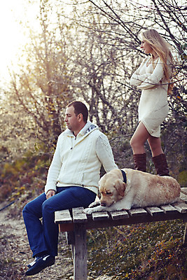 포토 JPG 해외이미지 동물 라이프스타일 커플 공원 남자 행복 결혼 가족 관계 휴식 조명 함께함 사랑 사람 풍경 야외 두명 반려동물 걷기 일몰 산책 낭만 추위 가을 시골 개 리트리버 숲 시원함 래브라도리트리버 장면 해외202004 해외포토 계절 공공시설 감정 컨셉 포유류 모션 이벤트 생활 노을 파일형식