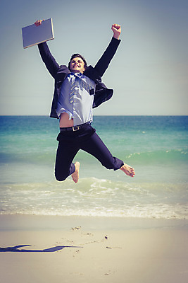 포토 JPG 해외이미지 백인 남자 행복 모래 파도 바다 성공 넥타이 휴가 한명 사람 정장 성인 야외 물 노트북 컴퓨터 맑음 점프 재킷 자유 비즈니스맨 흥분 야외의자 성인남자한명만 해외202004 해외포토 자연요소 서양인 1 잡화 옷 감정 컨셉 의자 비즈니스 모션 날씨 전자제품 외투 직장인 남자한명만 성인남자만 파일형식