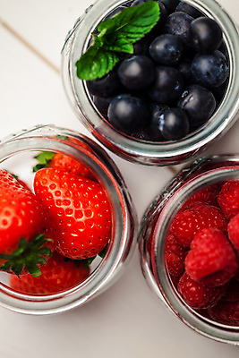 포토 JPG 해외이미지 딸기 유리병 근접촬영 사람없음 하이앵글 달콤 블루베리 산딸기 해외202004 해외포토 뷰포인트 과일 병_용기 맛 파일형식