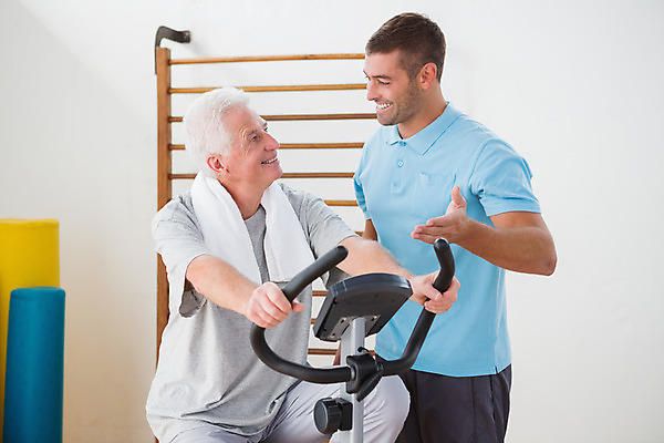 포토 JPG 해외이미지 백인 라이프스타일 노년 남자 함께함 실내 건강 성인 두명 30대 운동복 운동 헬스사이클 강사 헬스장 도움 60대 복지 연습 체육관 노력 바디케어 해외202004 해외포토 서양인 직업 옷 컨셉 사람 내부 생활 장년 운동기구 헬스 사회이슈 파일형식