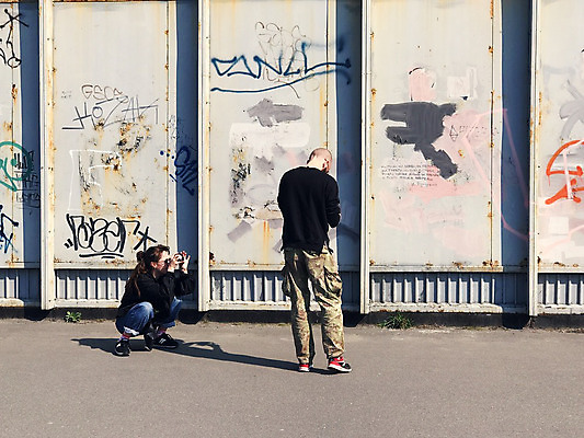 포토 JPG 해외이미지 라이프스타일 커플 여자 행복 유럽 문화 벽 여행 2 휴가 거리 사랑 미술 미소 사람 사람없음 야외 옆모습 그래픽 여름 친구 스마트폰 컬러풀 유행 여행객 카메라 페인트 도시 그래피티 사진사 그림 예술가 해외202004 해외포토 계절 감정 나라 뷰포인트 컬러 관계 문화예술 표정 생활 전자제품 핸드폰 스마트기기 낙서 작가 파일형식