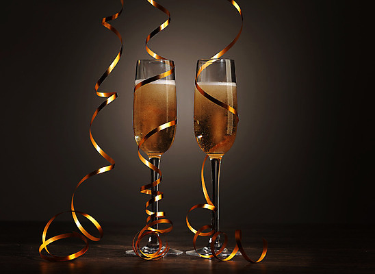 포토 JPG 해외이미지 디자인 기념일 행복 리본 음료 백그라운드 크리스마스 겨울 검은배경 새로움 기념 선물 사랑 사람없음 빛 상자 파티 축제 낭만 축하 알코올 샴페인 샴페인잔 해외202004 해외포토 계절 감정 컨셉 술잔 주류 이벤트 검은색 파일형식