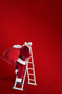 포토 JPG 해외이미지 전신 노년 남자 크리스마스 사다리 한명 들기 뒷모습 빨간색 산타클로스 뒤돌아보기 보따리 오르기 노인남자한명만 해외202004 해외포토 1 기념일 뷰포인트 컬러 모션 사람 성인 도구 남자한명만 노인남자만 파일형식