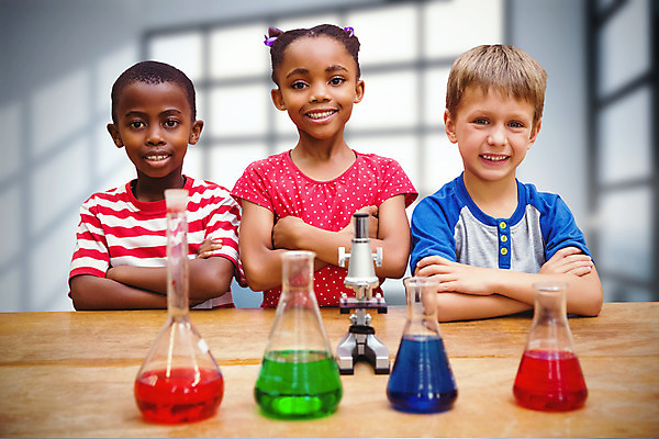 포토 JPG 해외이미지 백인 학생 여자 교육 남자 행복 어린이 과학 창문 교실 학교 초등학교 현미경 실험 미소 소년 여러명 건물 컴퓨터그래픽 빨간색 초록색 파란색 빛 학습 도시풍경 팔짱 디지털 검은색 방 장비 도시 액체 책상 플라스크 신학기 비커 개발 초보 화학물질 화학약품 화학자 해외202004 해외포토 서양인 건축물 감정 컬러 가구 다수 모션 표정 실험기구 사람 풍경 그래픽 화학 과학자 물질 파일형식