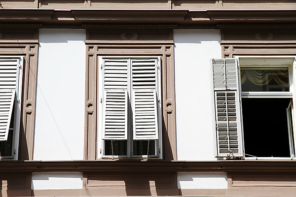 포토 JPG 해외이미지 유럽 벽 건축양식 창문 부동산 사람없음 건물 목재 태양 골동품 오픈 역사 오스트리아 클래식 셔터 옛날 못생김 해외202004 해외포토 자연요소 나무 건축물 건축 나라 컨셉 재료 재산 파일형식