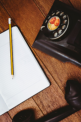 포토 JPG 해외이미지 행복 백그라운드 사람없음 숫자 연필 펜 다이어리 공책 골동품 클래식 전화기 오브젝트 수화기 복고 회전 다이얼 해외202004 해외포토 문자 감정 컨셉 문구용품 학용품 필기구 사무용품 파일형식