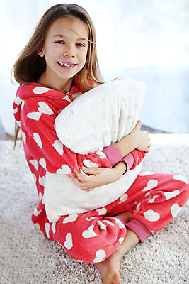 포토 JPG 해외이미지 라이프스타일 딸 행복 어린이 베개 침구 맨발 아침 휴식 바닥 주택 실내 따뜻함 한명 사람 내부 카펫 침실 방 흰색 마음 침대 부드러움 양털 안락 해외202004 해외포토 주간 1 감정 컬러 가구 컨셉 가족 발 건물 생활 감각 파일형식