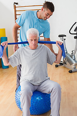 포토 JPG 해외이미지 백인 라이프스타일 노년 남자 함께함 실내 건강 앉기 성인 두명 30대 운동복 운동 강사 헬스장 도움 당기기 60대 연습 체육관 노력 바디케어 해외202004 해외포토 서양인 직업 옷 컨셉 모션 사람 내부 생활 장년 헬스 파일형식