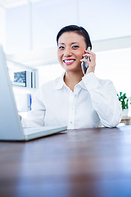 포토 JPG 해외이미지 백인 여자 행복 40대 중년 무선통신 갈색머리 직장 실내 한명 앉기 정장 노트북 스마트폰 핸드폰 사무실 스크린 비즈니스우먼 무선전화기 스마트 책상 스타일 해외202004 해외포토 서양인 1 헤어스타일 옷 감정 가구 컨셉 회사 비즈니스 통신 모션 사람 성인 내부 전자제품 스마트기기 직장인 전화기 파일형식