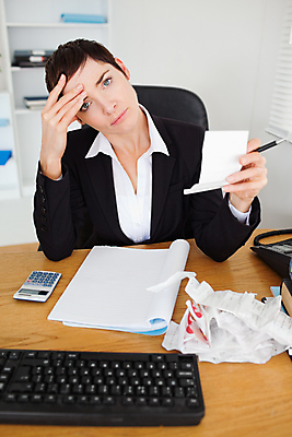 포토 JPG 해외이미지 백인 손 응시 여자 종이 컨셉 돈 비즈니스 탁자 갈색머리 한명 사람 앉기 성인 금융 사무실 펜 계산기 흰색 기록 업무 비즈니스우먼 계산 책상 회계 계산서 경영 계좌 세금 심각 해외202004 해외포토 서양인 1 헤어스타일 시선 컬러 가구 모션 문구용품 신체부위 경제 필기구 장비 작업 직장인 재산 파일형식