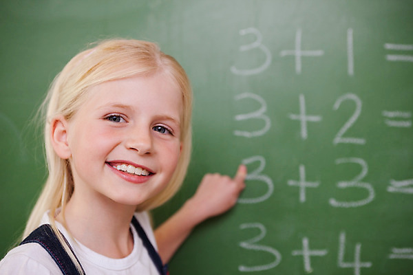 포토 JPG 해외이미지 백인 학생 여학생 여자 교육 어린이 손가락 교실 학교 실내 한명 서기 옆모습 초록색 학습 숫자 칠판 가리킴 수학 계산 덧셈 분필 소녀한명만 해외202004 해외포토 서양인 문자 1 손 뷰포인트 컬러 교과목 모션 사람 손짓 내부 초크 여자한명만 소녀만 파일형식