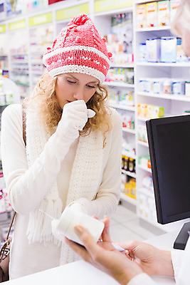 포토 JPG 해외이미지 백인 여자 실내 대화 한명 상반신 20대 성인 쇼핑 약 약국 주기 처방 조제 약사 의료성형뷰티 성인여자한명만 해외202004 해외포토 서양인 1 의학 모션 말하기 사람 청년 내부 만들기 여자한명만 성인여자만 파일형식