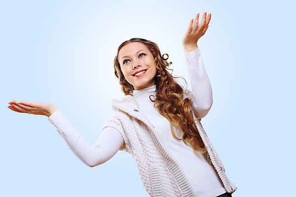 포토 JPG 해외이미지 백인 모델 옷 계절 여자 행복 백그라운드 겨울 따뜻함 한명 미소 사람 성인 10대 유행 기쁨 흰색 스웨터 긍정 돌봄 해외202004 손모아장갑 해외포토 서양인 1 감정 컬러 장갑 컨셉 상의 모션 청소년 표정 파일형식