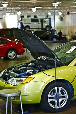 포토 JPG 해외이미지 교통수단 교통시설 자동차 노동자 사람없음 초록색 손상 운전 업무 수리 기름 서비스 딜러 정비공 보험 빈털터리 자동 해외202004 해외포토 직업 음식 육상교통 컬러 교통 컨셉 모션 작업 기술자 시설 파일형식