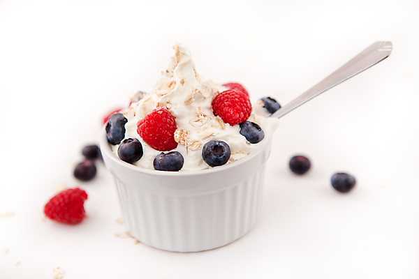 포토 JPG 해외이미지 사람없음 숟가락 달콤 크림 흰배경 블루베리 산딸기 휘핑크림 해외202004 해외포토 백그라운드 과일 수저 흰색 맛 휘핑 파일형식