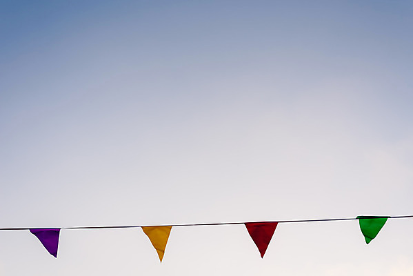 포토 JPG 해외이미지 모양 구름 배너 기념일 행복 물결 선 밧줄 줄 백그라운드 컨셉 하늘 바람 휴가 거리 기념 매달리기 이벤트 사람없음 장식 여름 파란색 빛 컬러풀 파티 우주 축제 화환 덮개 흰색 축하 깃발 삼각형 해외202004 해외포토 자연요소 도형 계절 꽃 감정 컬러 모션 날씨 뚜껑 파일형식