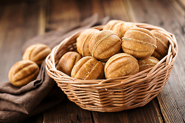 포토 JPG 해외이미지 음식 크리스마스 재료 탁자 디저트 주택 요리 사람없음 목재 빛 갈색 쌓기 바구니 쿠키 주방 초콜릿 식사 어둠 견과류 시골 원형 달콤 맛 상품 작음 설탕 굽기 먹기 묘사 냅킨 칼로리 흙더미 폭식 페스츄리 핸드메이드 맛있는 해외202004 해외포토 도형 나무 기념일 빵 컬러 가구 컨셉 모션 건물 흙 크기 구이 파일형식 더미