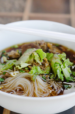 포토 JPG 해외이미지 접시 음식 채소 밥 양파 건강 육류 돼지고기 요리 동양인 사람없음 초록색 소고기 흰색 사발 고수 수프 허브 국수 슬라이스 바질 쌀국수 해외202004 해외포토 식물 식기 컬러 식재료 인종 면류 사기그릇 향신료 베트남음식 파일형식