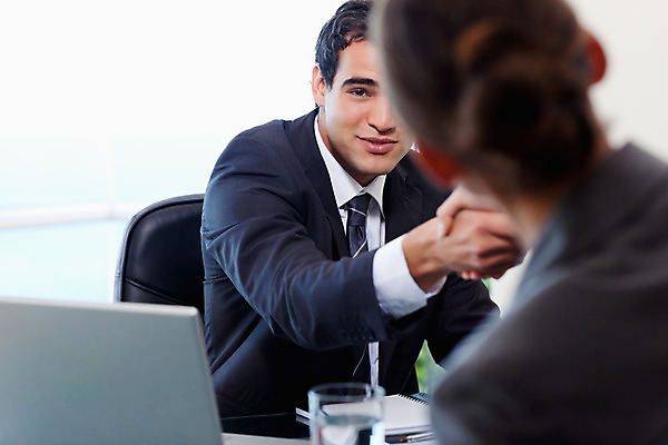 포토 JPG 해외이미지 여자 남자 악수 앉기 상반신 20대 성인 두명 노트북 사무실 면접 지원 성인만 해외202004 해외포토 비즈니스 모션 사람 손짓 청년 전자제품 파일형식